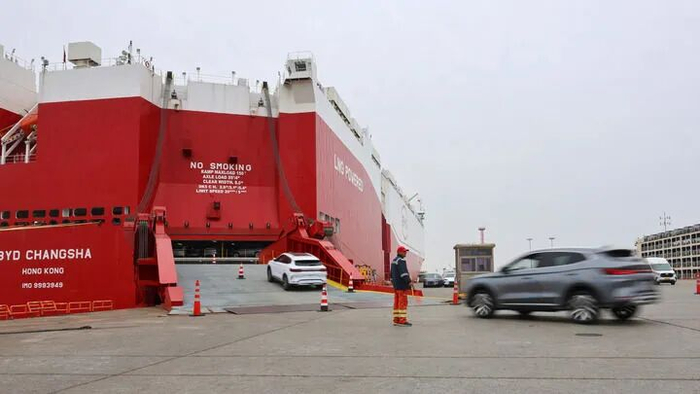 2026年3月24日，在上海外高桥的海通汽车滚装码头，工作人员引导国产新能源汽车驶入汽车滚装船。新华社记者 方喆 摄