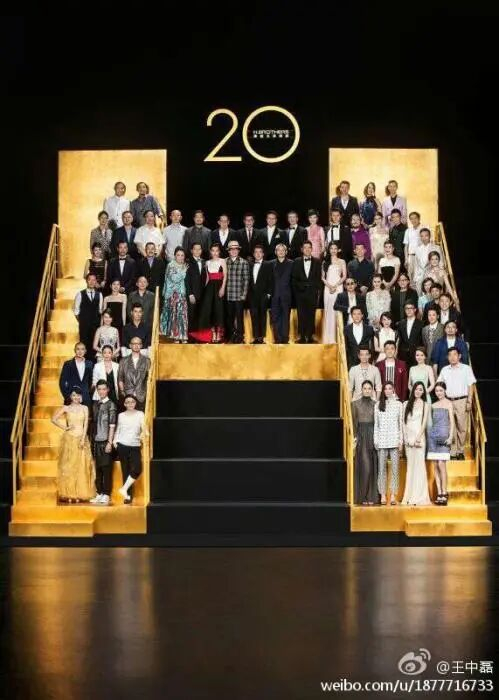 华谊兄弟20周年庆典合照。图片来源：王中磊微博