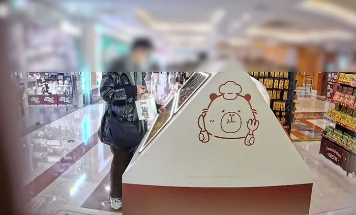 嫌疑人盗窃现场视频截图。上海市公安局 供图