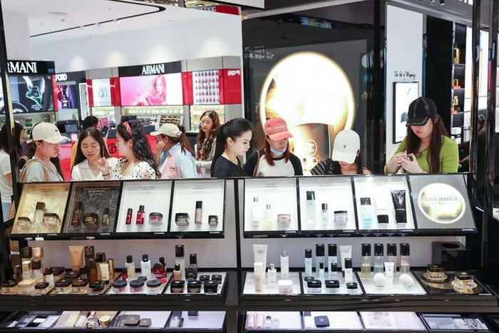 2026年3月25日，顾客在海口日月广场免税店选购商品。新华社记者 张丽芸 摄