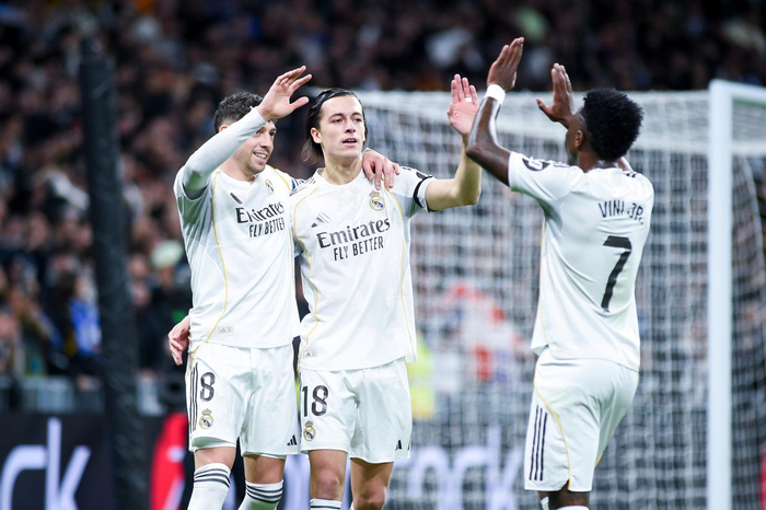 2月14日，皇家马德里队球员在比赛中庆祝进球。新华社发（古斯塔沃·巴连特摄）