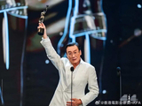 打到“爆表”！梁家辉凭借《捕风追影》获金像奖影帝，领奖时手表来电了