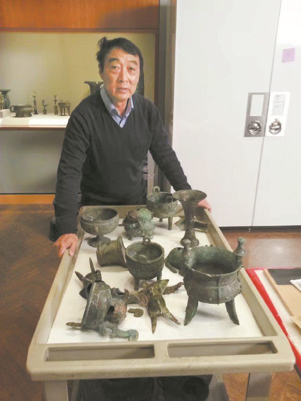            朱凤瀚国外考察青铜器          