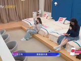 李小冉坦言50岁记不住歌词，写满胳膊反复练习