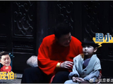 场面太逗了！沙溢自己不敢进，还拉着小孩当借口