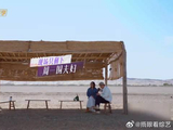 金莎和男友牵手，朱丹看到他们的身高差，觉得挺萌
