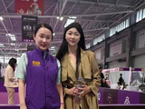 霍思燕携犬连夺国际犬展大奖，专业牵犬师展现东方魅力