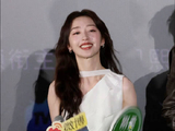 邓恩熙完全是水蜜桃吧，一点毛孔都看不到的水润少女感