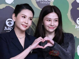 天呐！邱淑贞带着女儿沈月现身大秀，母女俩比心好甜，女神风采依旧，太美了吧