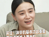 宋佳探班《青蛇》重排强调舞台表演需专业功底