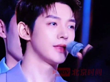 邓为五四晚会尽显少年感