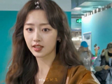 收粉丝信的邓恩熙，今日的剧宣已有帅女形态了