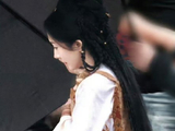 杨幂如何通过眼神和姿态演绎冯太后布衣下的威严感？