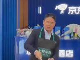 刘强东七鲜小厨展示厨艺，颠勺动作熟练