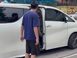 完全孩子奴吧～陈伟霆上班路上看到小女孩立马停下脚步蹲下跟她互动