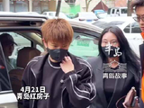 任嘉伦现身青岛红房子，穿着运动装满满少年感，他把对粉丝的爱留在家乡青岛，在百年红房子里为“嘉人”安了一个家