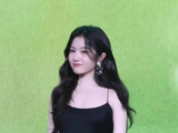 李兰迪黑裙亮相爱奇艺大会，生图状态优雅少女感十足
