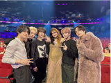 TXT登上全美音乐奖红毯,高冷造型帅翻粉丝!下秒见Taylor Swift马上切换迷弟模式