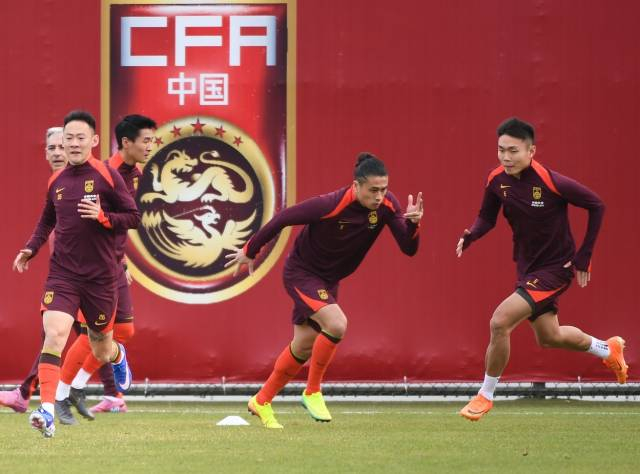 1月5日，国足球员在广东肇庆集结训练。新华社发