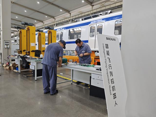 图为智能飞行列检机器人。