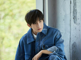 王源牛仔造型侧颜写真，是青春阳光的男友风，满满的校园小甜剧
