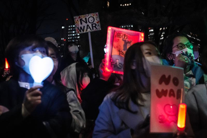 　　2026年4月8日晚，大批日本民众在位于东京的国会议事堂前集会，抗议高市早苗政府部署远程导弹、企图解禁杀伤性武器出口等破坏和平宪法的动向。新华社记者贾浩成摄