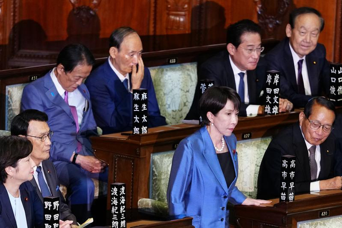 2025年10月21日，日本自民党总裁高市早苗（前排右二）在东京参加临时国会众议院首相指名选举。新华社记者贾浩成摄