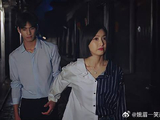 元宋天黑看不见路，让繁星牵他，哪料人牵他像牵狗