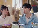为躲避狗仔跟踪，孙丞潇给金莎买衣服，打扮成老太一起出去约会