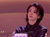 华晨宇真的是一个内心细腻且同情能力很强的人，听到别人的故事歌声也会落泪