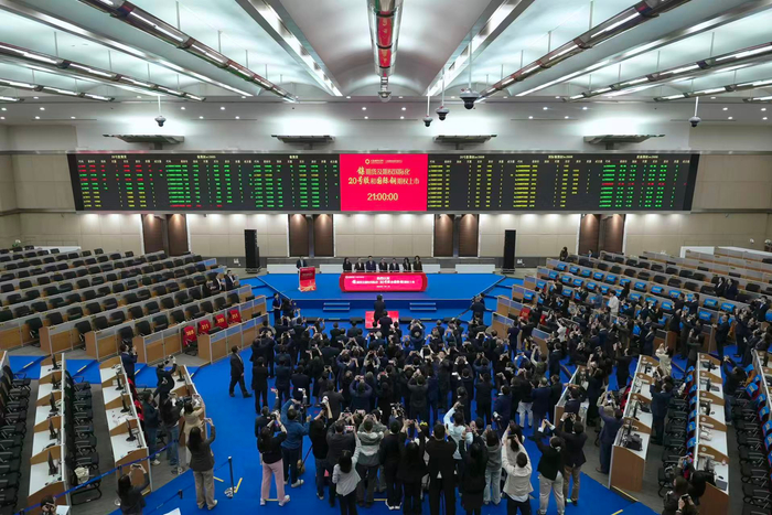 4月21日晚间，镍期货及期权国际化、20号胶和国际铜期权上市仪式现场。