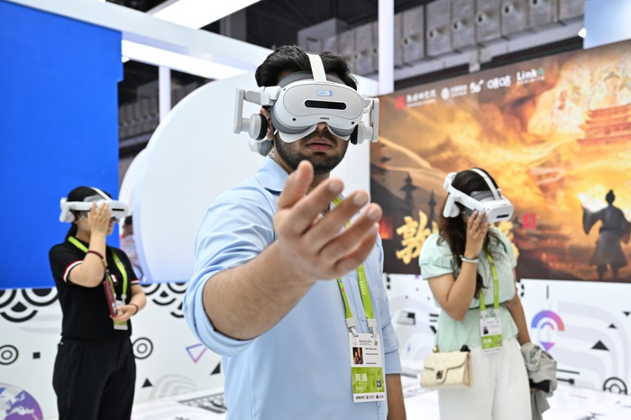 4月13日，参观者在海南举办的第六届消博会现场体验一款VR设备。  新华社图
