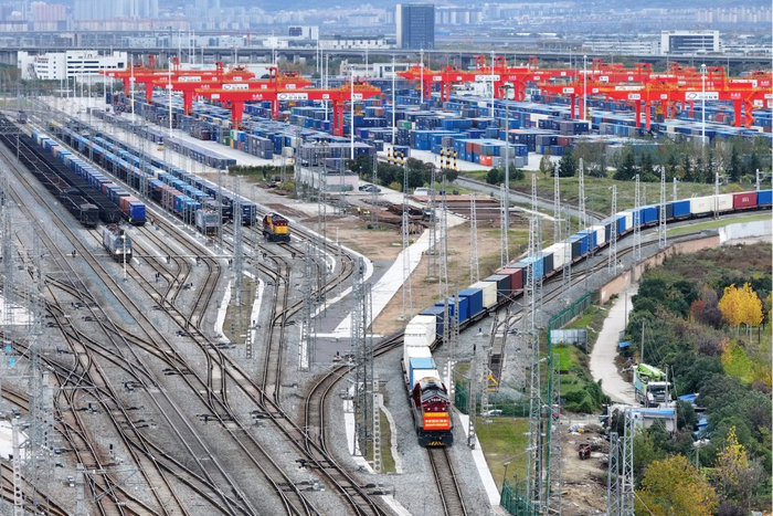 2025年11月17日，X9043次中欧班列（西安）驶出西安国际港站，驶向阿塞拜疆首都巴库。新华社图