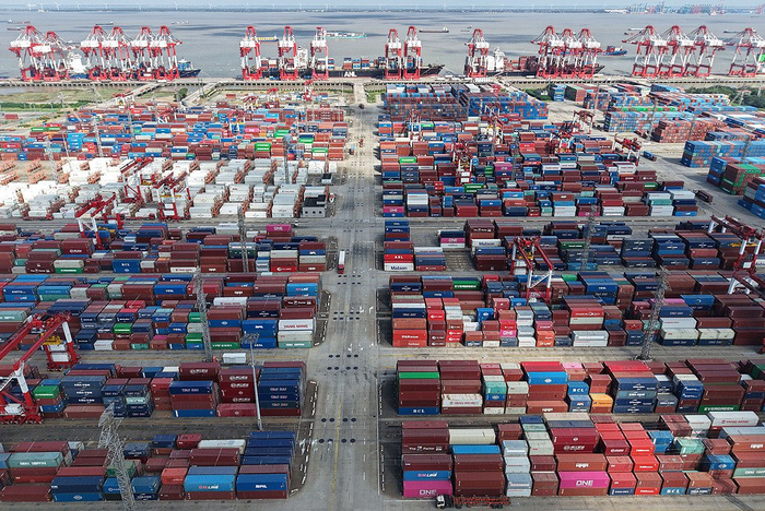 2026年4月14日，上海港集装箱外贸码头车来船往，作业繁忙。视觉中国 图
