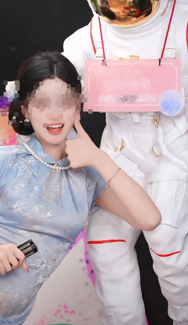 女主播为小梦举行的20级账号仪式（网络截图）