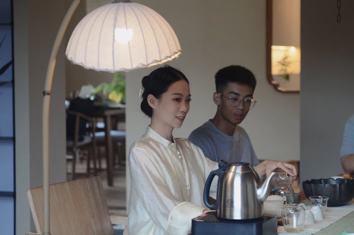 张自颖正在给顾客泡茶。受访者供图