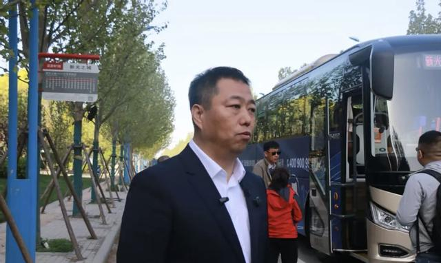 4月20日5时许，京津首条跨省公交线路运营商代表李秀征接受记者采访。受访者供图