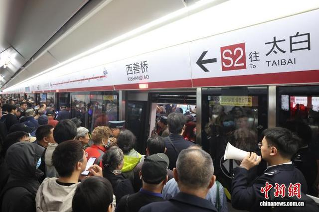 图为乘客们在南京市西善桥站排队，准备乘坐列车前往马鞍山市。中新社记者 泱波 摄