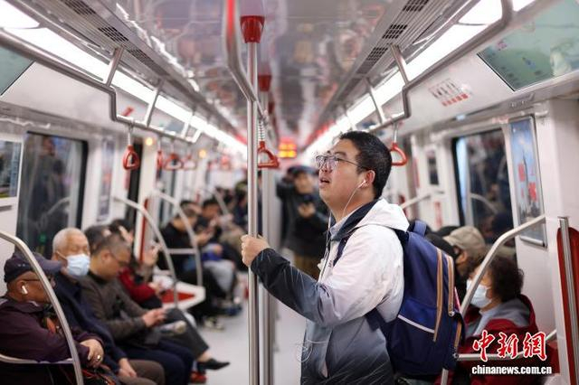 图为乘客从南京市乘坐列车前往马鞍山市。中新社记者 泱波 摄
