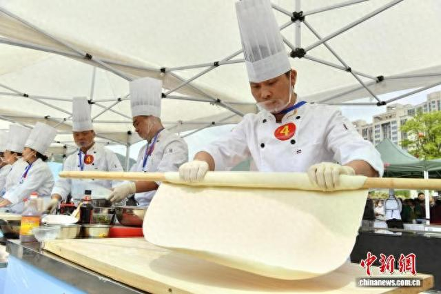图为参赛选手在现场展示手艺。主办方供图