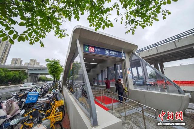 图为乘客走进南京西善桥站。中新社记者 泱波 摄