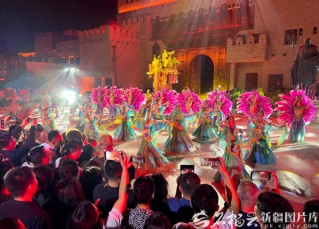 和田约特干故城火爆的演出现场。和田地区文化体育广播电视和旅游局供图
