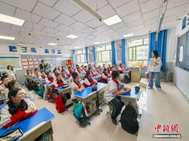 太原师范学院应用心理学专业的学生刘可然正在为新疆昌吉市第七中学学生讲课。胡健 摄