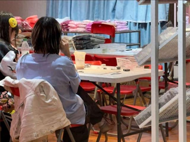 4月22日，北京市朝阳区一拼豆店内，消费者正在手工制作拼豆挂件。刘胤衡/摄