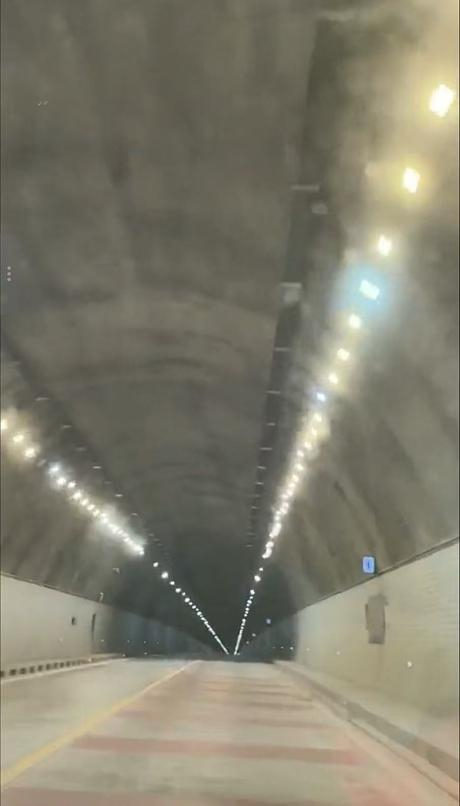 石磨岭隧道内路灯已经亮起。受访者供图