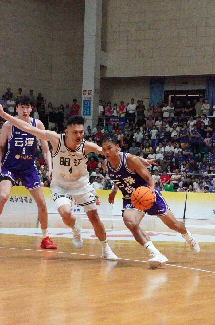 云浮队与阳江队比赛中，85号唐志铿带球突破