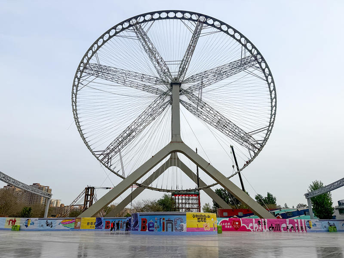 4月22日，北京欢乐谷“大眼京”摩天轮正式完成轮廓合圆。北京欢乐谷供图
