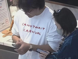马丽和小11岁老公逛街买家具，两人状态没差距，挽手逛街很甜蜜！