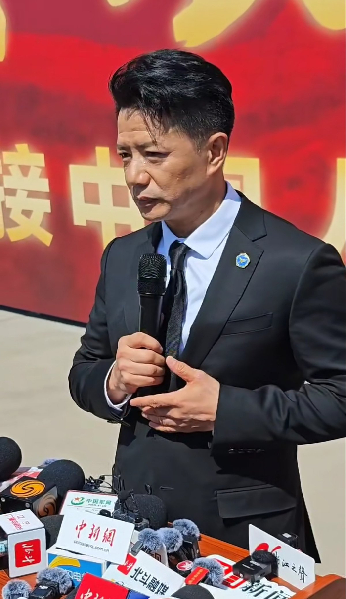 段奕宏现身烈士遗骸迎回仪式（极目新闻记者摄）