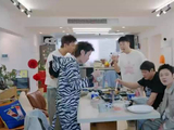 邓超用脚为鹿晗穿裤子，五哈导演组红包分组引爆笑
